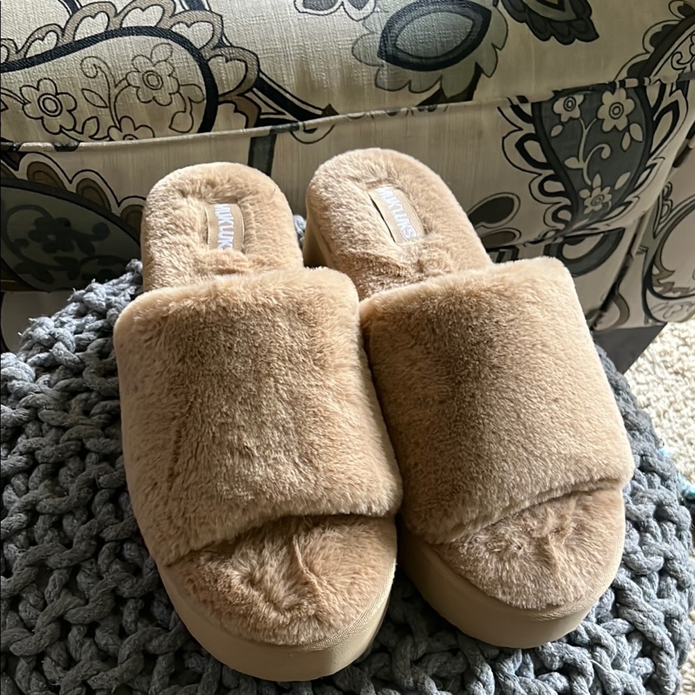 Muk Luks Fuzzy Tan Slippers, NWOT